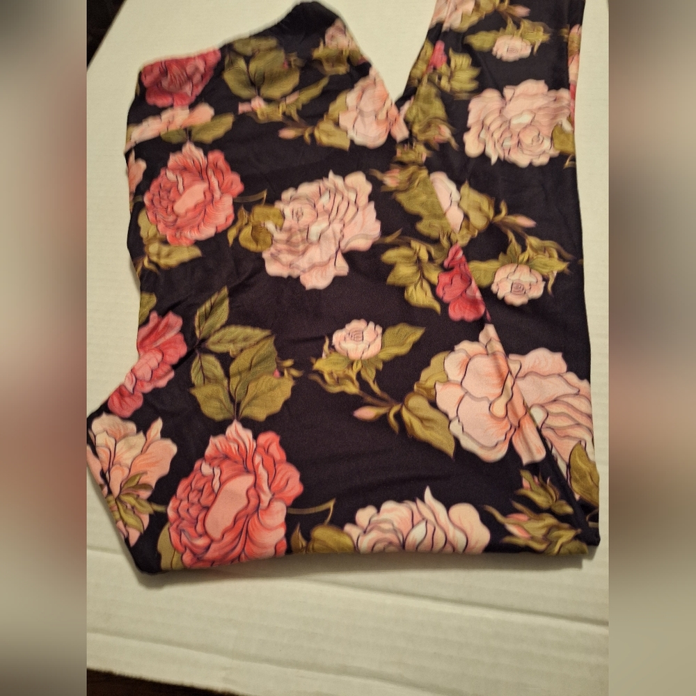 Pink Floral Leggings Size: Tall & Curvy (NWT)